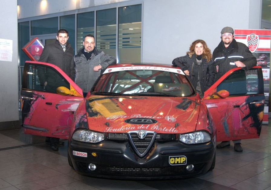 . Andrea Cajani, Prisca Taruffi, Ivan Scelsa e Flavio Nava con la 156 realizzata dall’opera di Enzo Esposito, pilotata da Prisca Taruffi negli anni 1998 e 1999. Foto di Dario Pellizzoni