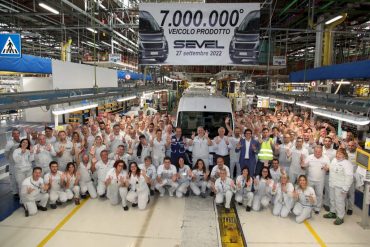 Stellantis festeggia 7 milioni di veicoli prodotti nel più grande stabilimento europeo dedicato ai veicoli commerciali leggeri