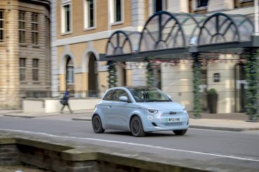 Nuova 500 è stata nominata “best small electric car for the city” e “best convertible for value” ai What Car? Awards 2023