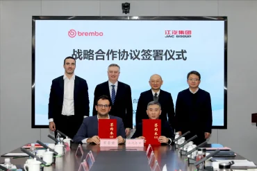 AC GROUP E BREMBO SIGLANO UNA PARTNERSHIP STRATEGICA PER L’INNOVAZIONE DELLA MOBILITÀ DEL FUTURO Brembo e JAC