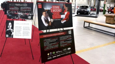 “Donne e motori? Gioie e basta”: al via la mostra fotografica all’Heritage Hub DONNEEMOTORIGIOIEEBASTAALVIALAMOSTRAFOTOGRAFICAALLHERITAGEHUB