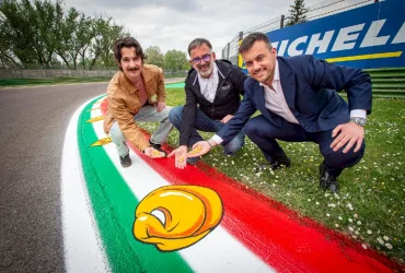 ALL’AUTODROMO DI IMOLA ARTE E TRADIZIONE IN PISTA: IL CORDOLO DELLA CURVA TOSA SI VESTE CON I SIMBOLI DELLA GASTRONOMIA DEL TERRITORIO Foto 6