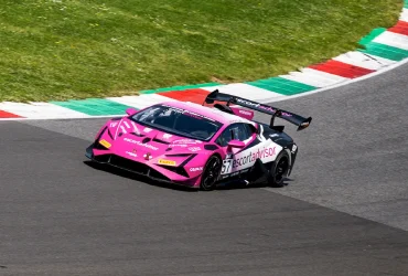 Debutto al Mugello per il fulmine magenta di Escort Advisor in pista al National GT Challenge NationalGTChallege_Mugello_19apr_Lamborghini_EscortAdvisor (2)