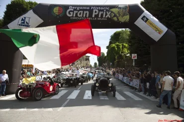 ENTRIAMO NELL’ATMOSFERA DEL BERGAMO HISTORIC GRAN PRIX 2026 Partenza auto