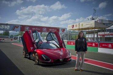 SCUDERIA DE ADAMICH: LA PRESIDENTE SOFIA SPANOU DE ADAMICH PARLA DEI PROGRAMMI 2026, NEL SEGNO DI CONSOLIDAMENTO E CRESCITA DEL BUSINESS Sofia Spanou de Adamich - Alfa Romeo 33 Stradale