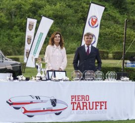 Volpe Argentata Invitational: i 120 anni dalla nascita di Piero Taruffi, della fondazione della Lancia, della prima edizione della Targa Florio. prisca con P.Gasbarra presidente PDR al tavolo premiazione