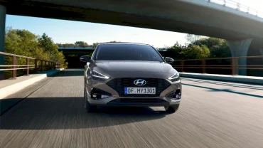 Hyundai introduce il MY27 di i30: tecnologia aggiornata e gamma confermata per una compatta che non lascia nulla al caso hyundai-i30-hatchback-0324-01_jpg_bfc_off