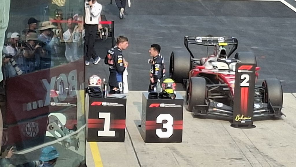F.1 GP BAHRAIN Verstappen prima pole 2026 e Hamilton porta la Ferrari in prima fila Antonelli in seconda